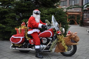 weihnachtsmann-auf-motorrad-in-wilhelmshaven-8880f69c-4017-4b6f-ae33-3972505417de